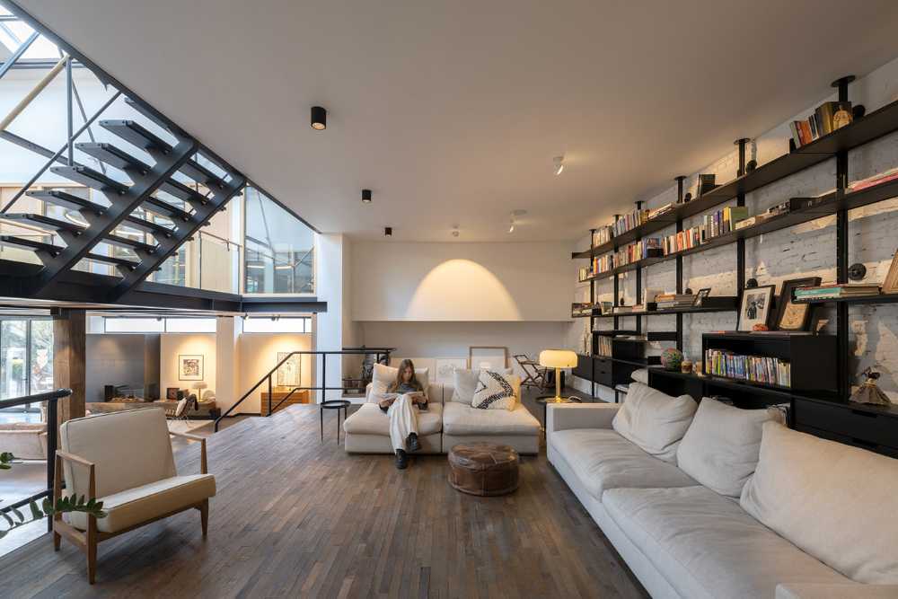 The gymnasium. Une salle de sport transformée en un loft lumineux et intime au style industriel