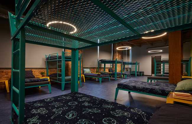 The Night Mistry. Un albergue juvenil para infundir confianza