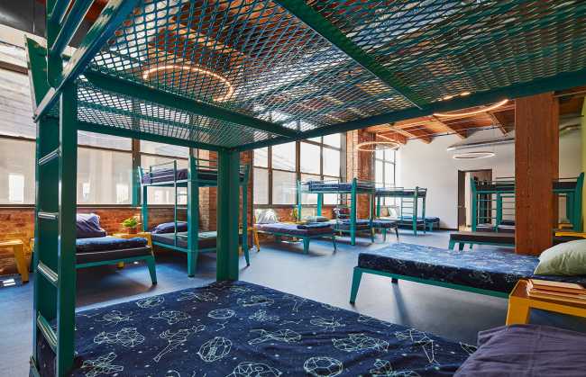 The Night Mistry. Un albergue juvenil para infundir confianza