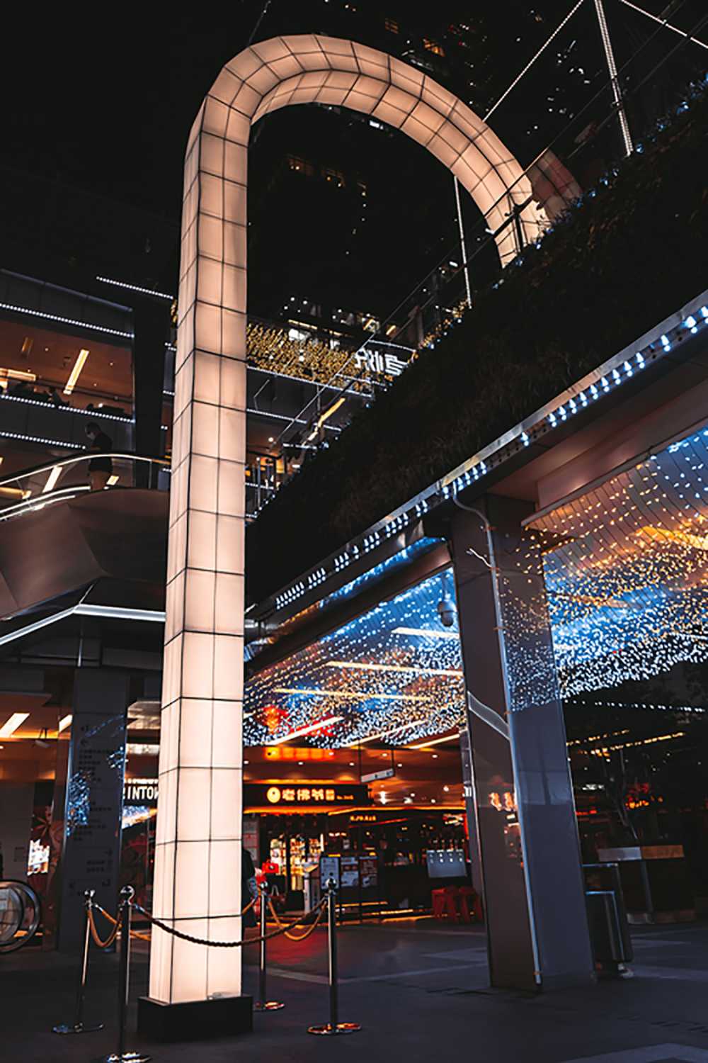 Space Frame: sculptural lights as jewels in an architectural space