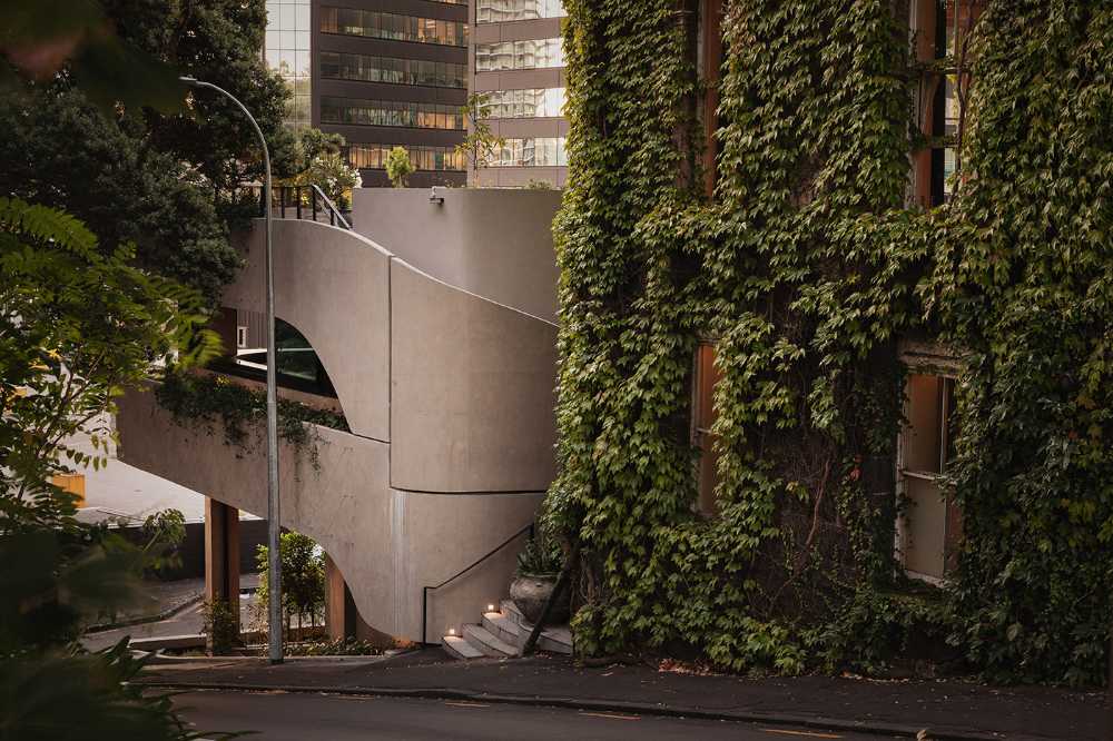 Club di prestigio in Nuova Zelanda. Un manto di edera avvolge l'edificio centenario