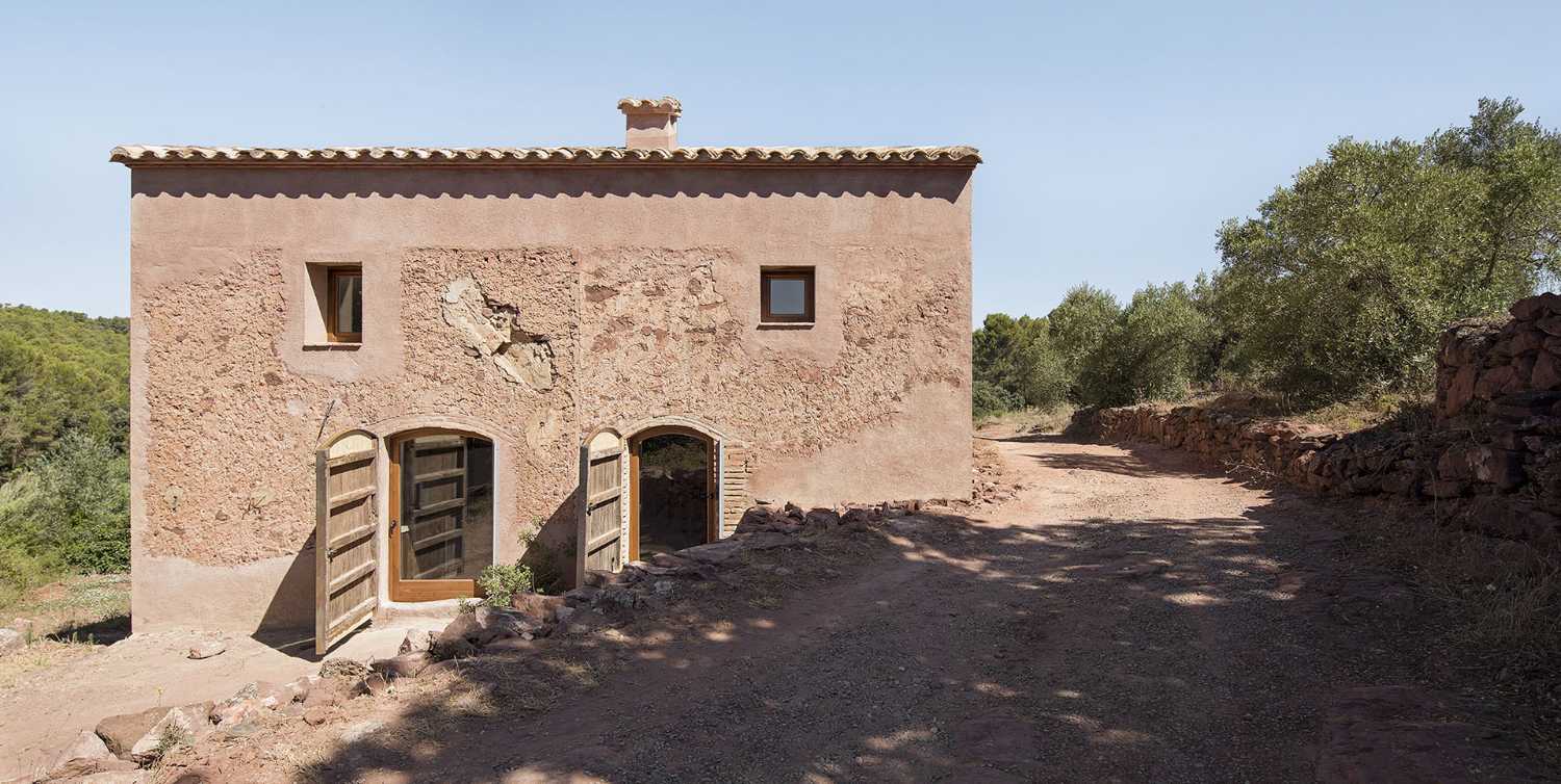 An ancient farmhouse is brought back to life. A charming retreat to immerse yourself in Catalan nature