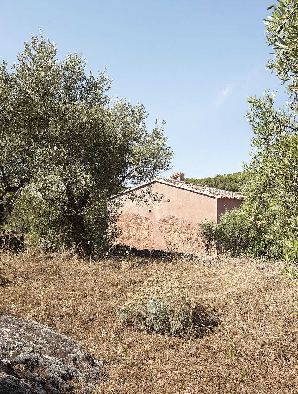 An ancient farmhouse is brought back to life. A charming retreat to immerse yourself in Catalan nature