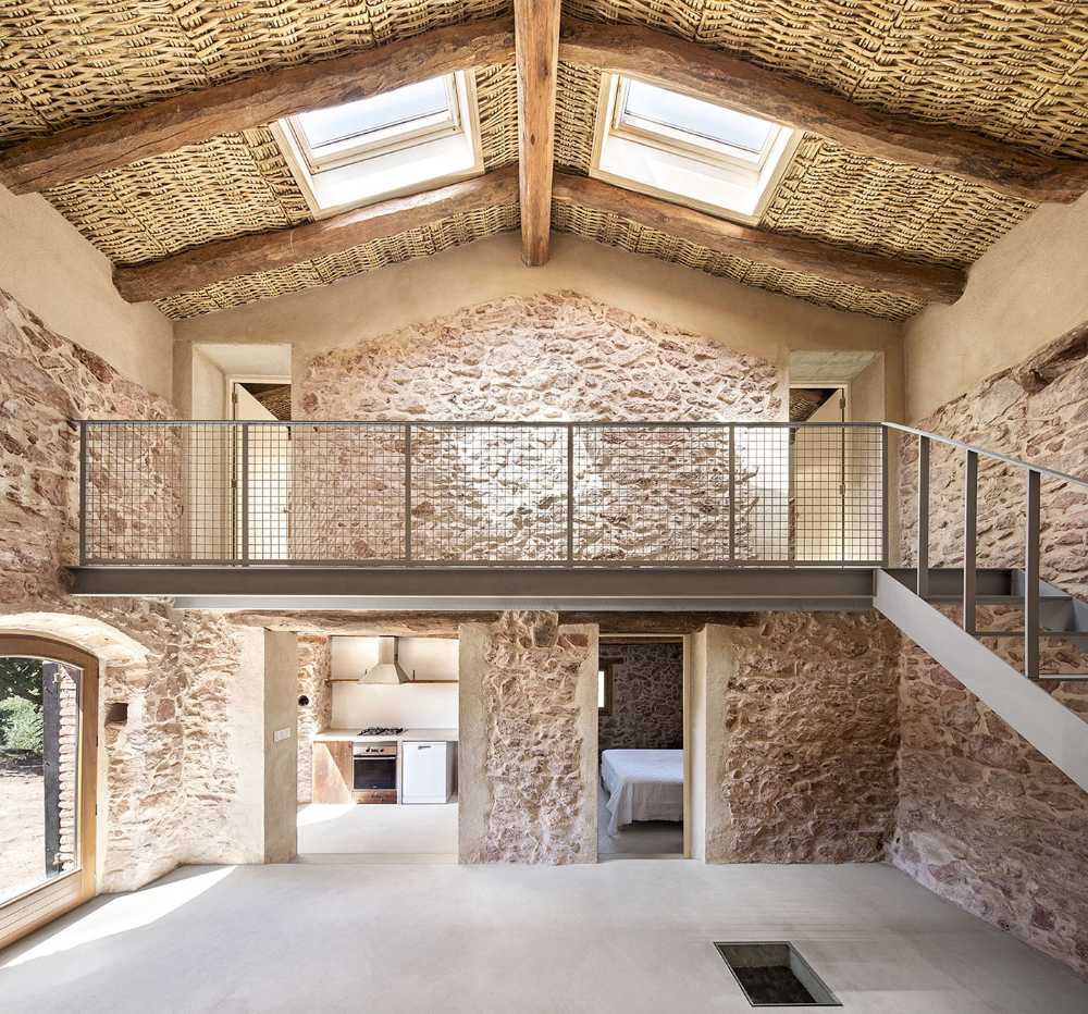 An ancient farmhouse is brought back to life. A charming retreat to immerse yourself in Catalan nature