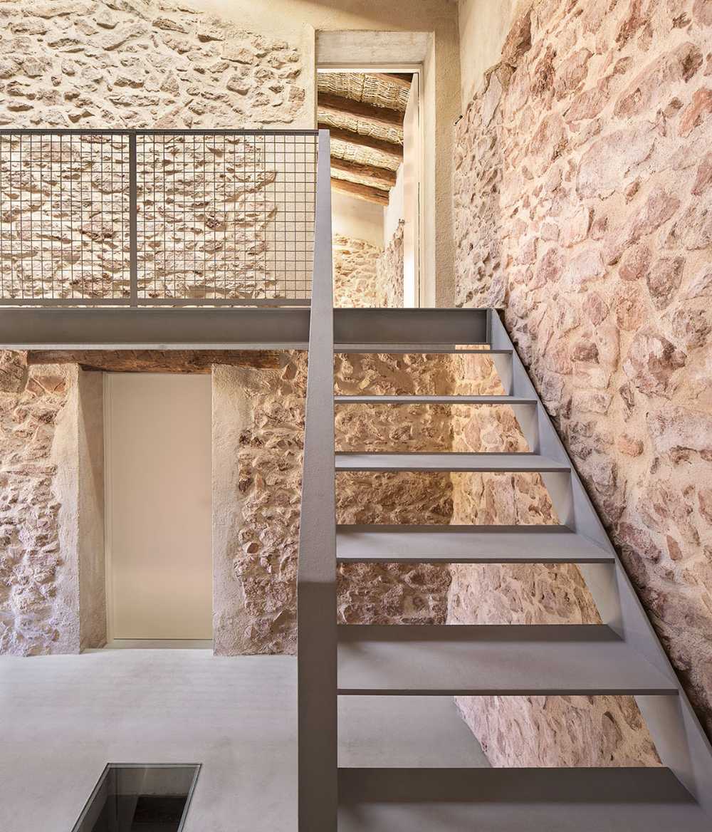 An ancient farmhouse is brought back to life. A charming retreat to immerse yourself in Catalan nature