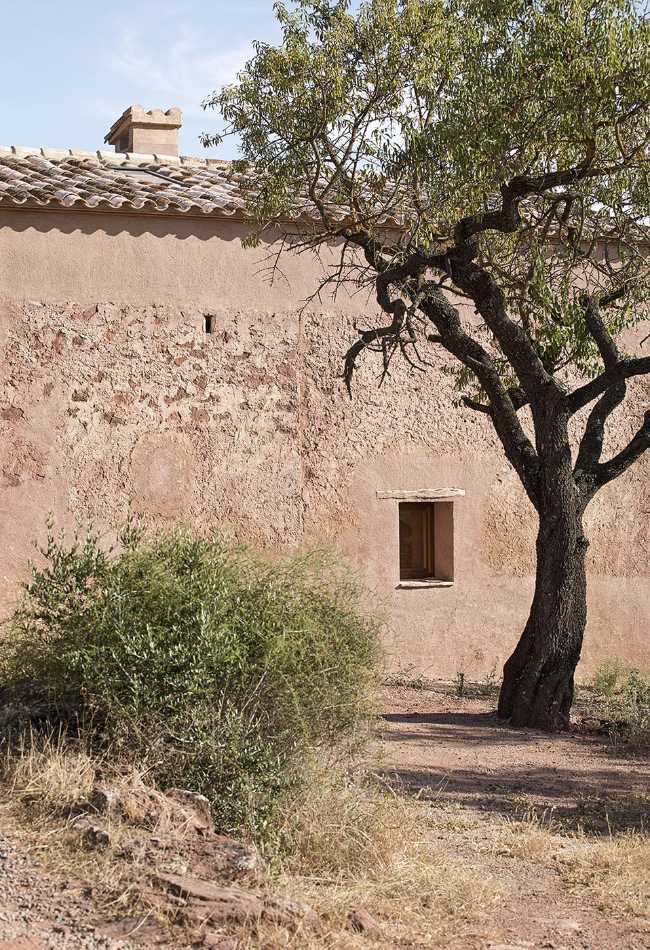 An ancient farmhouse is brought back to life. A charming retreat to immerse yourself in Catalan nature