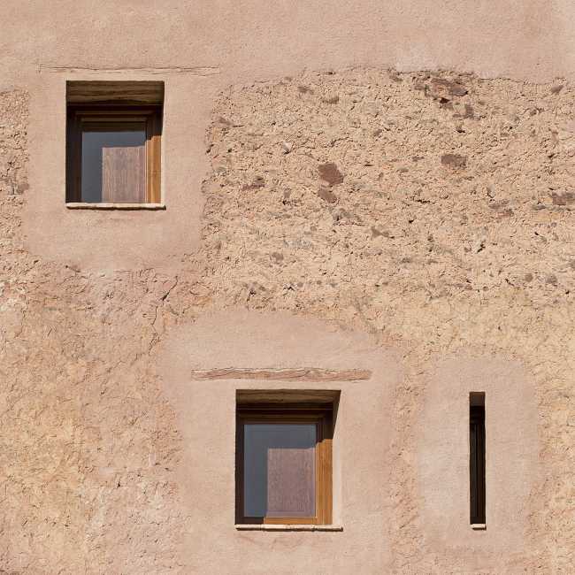 An ancient farmhouse is brought back to life. A charming retreat to immerse yourself in Catalan nature