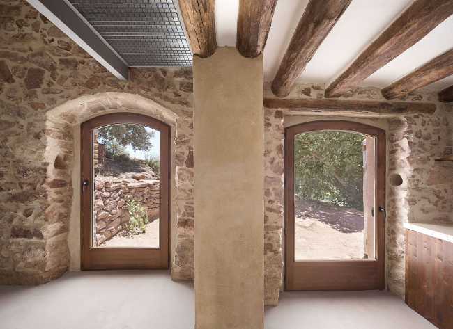 An ancient farmhouse is brought back to life. A charming retreat to immerse yourself in Catalan nature