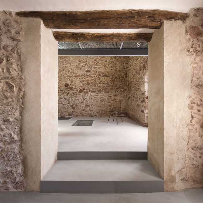 An ancient farmhouse is brought back to life. A charming retreat to immerse yourself in Catalan nature