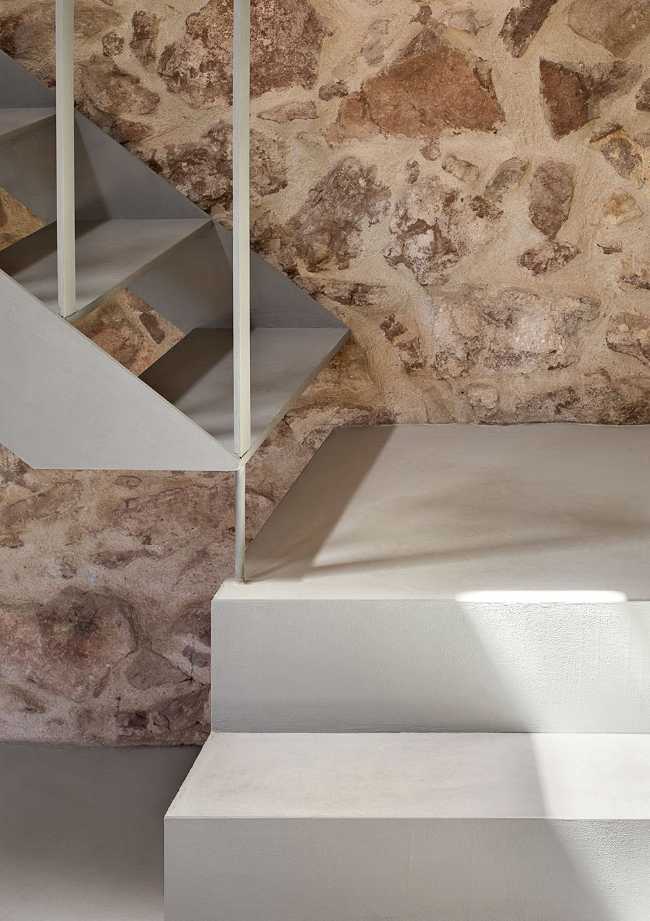 An ancient farmhouse is brought back to life. A charming retreat to immerse yourself in Catalan nature
