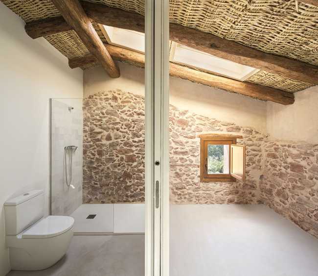 An ancient farmhouse is brought back to life. A charming retreat to immerse yourself in Catalan nature