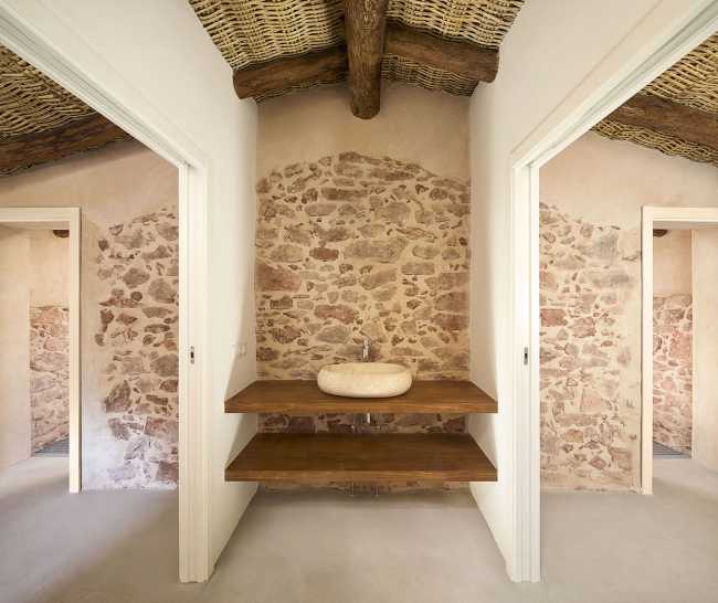An ancient farmhouse is brought back to life. A charming retreat to immerse yourself in Catalan nature