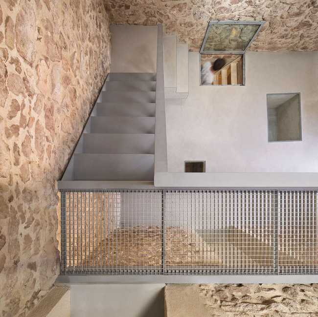 An ancient farmhouse is brought back to life. A charming retreat to immerse yourself in Catalan nature