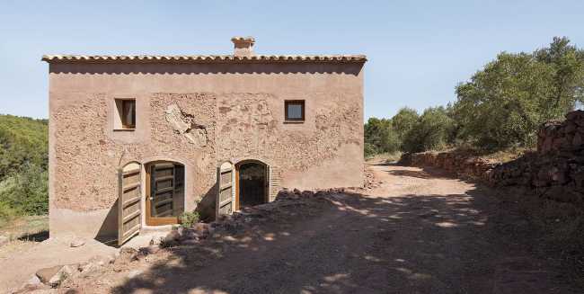 An ancient farmhouse is brought back to life. A charming retreat to immerse yourself in Catalan nature