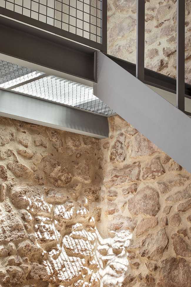 An ancient farmhouse is brought back to life. A charming retreat to immerse yourself in Catalan nature