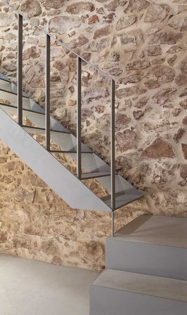An ancient farmhouse is brought back to life. A charming retreat to immerse yourself in Catalan nature