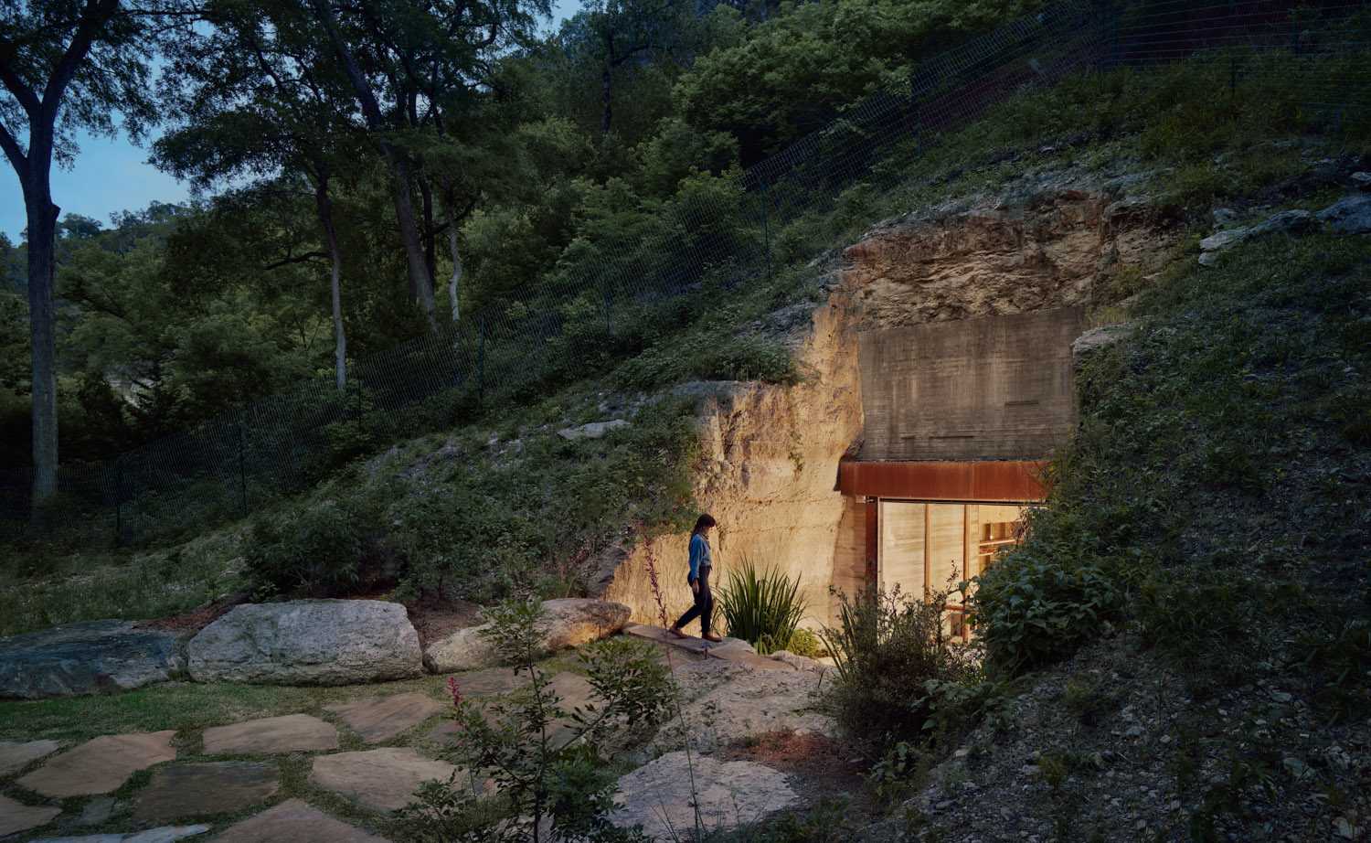 Bodega excavada en la roca. Catar vinos encerrados en una pequeña cueva