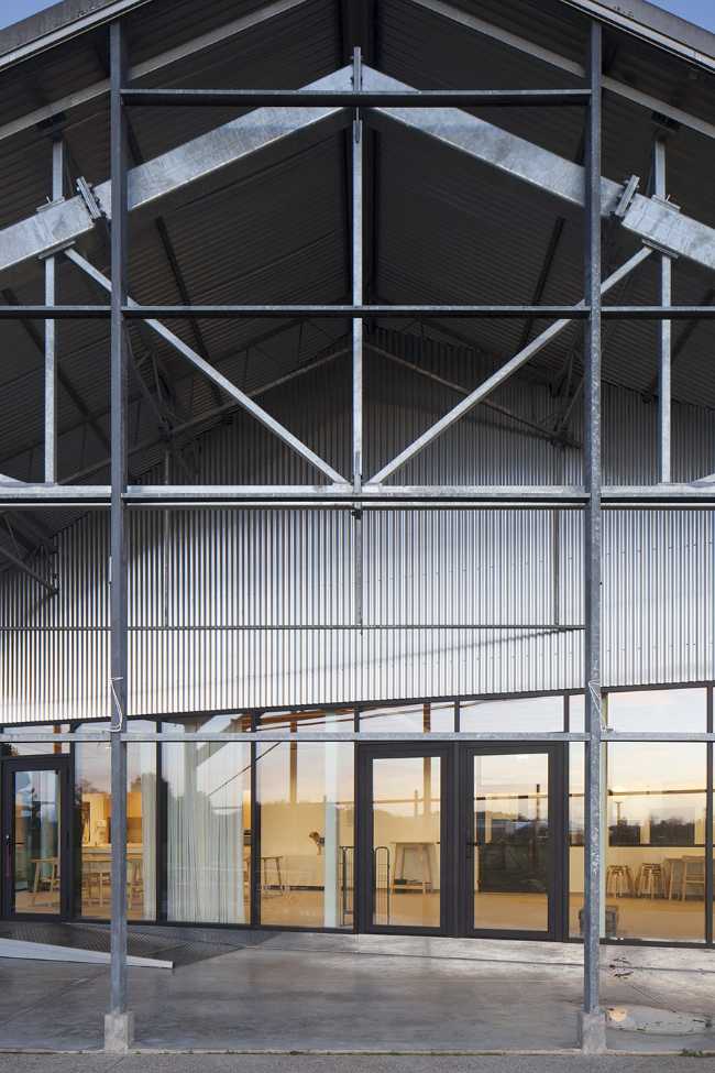 Hachiko: reestructuración de un almacén para un centro de zooterapia