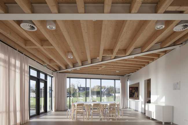 Hachiko: reestructuración de un almacén para un centro de zooterapia