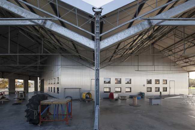 Hachiko: reestructuración de un almacén para un centro de zooterapia