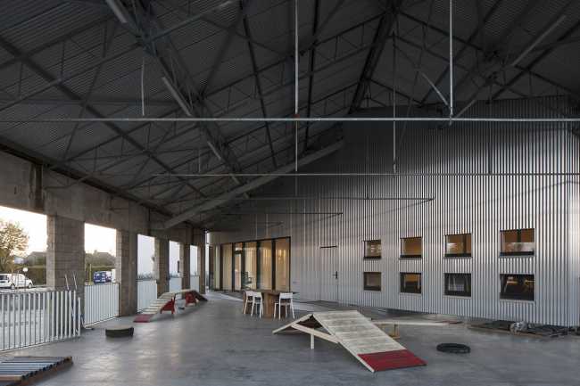 Hachiko: reestructuración de un almacén para un centro de zooterapia