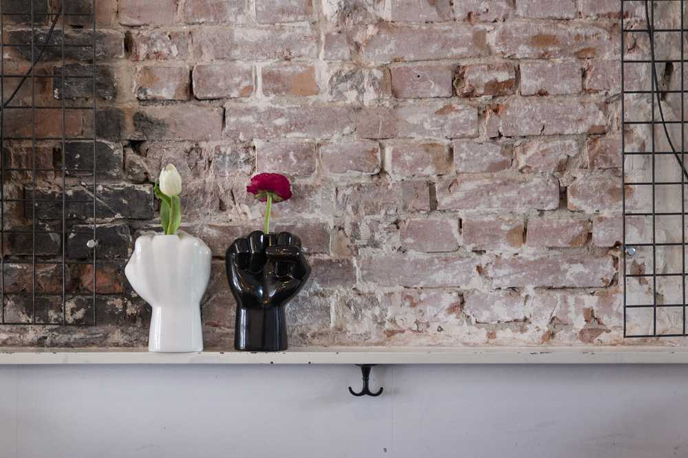 Un vaso di fiori con messaggio: FCK Vase, we FCKing love you!