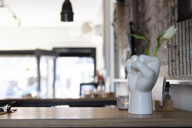 Un vaso di fiori con messaggio: FCK Vase, we FCKing love you!