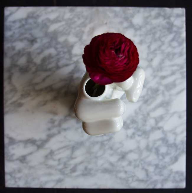 Un vaso di fiori con messaggio: FCK Vase, we FCKing love you!