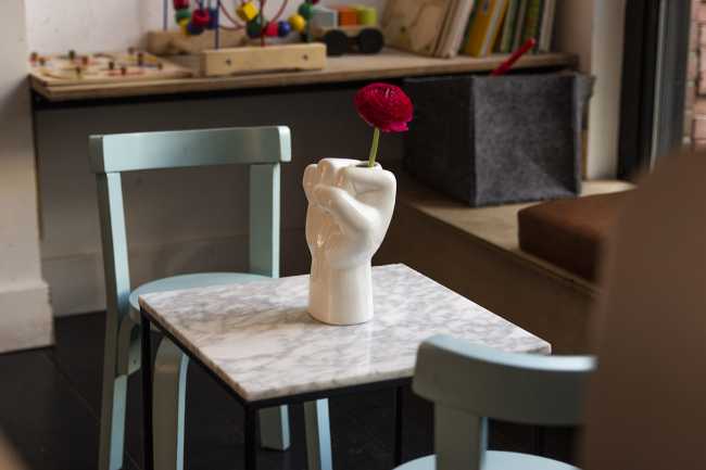 Un vaso di fiori con messaggio: FCK Vase, we FCKing love you!