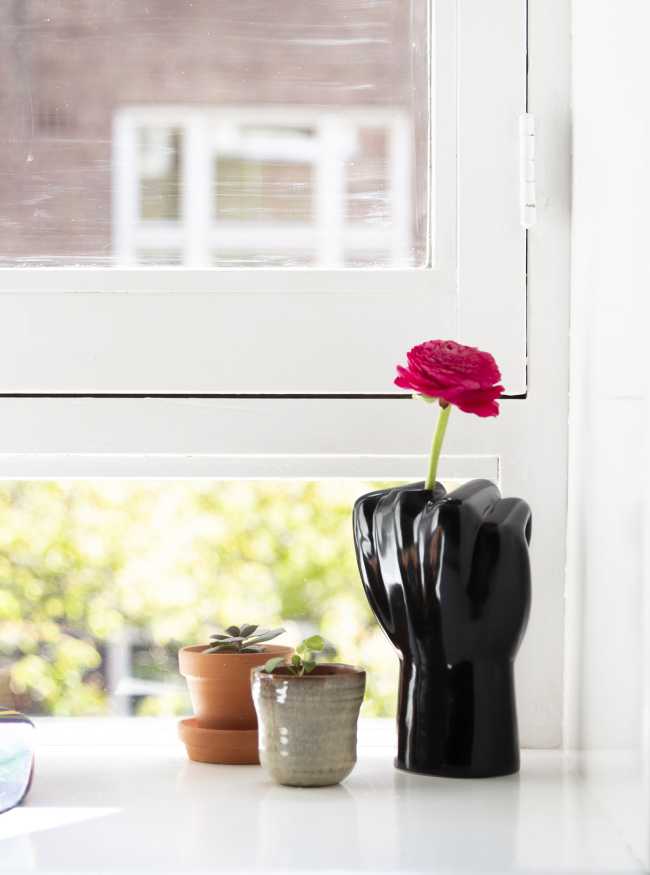 Un vaso di fiori con messaggio: FCK Vase, we FCKing love you!