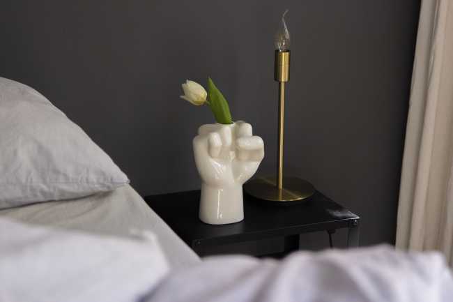 Un vaso di fiori con messaggio: FCK Vase, we FCKing love you!