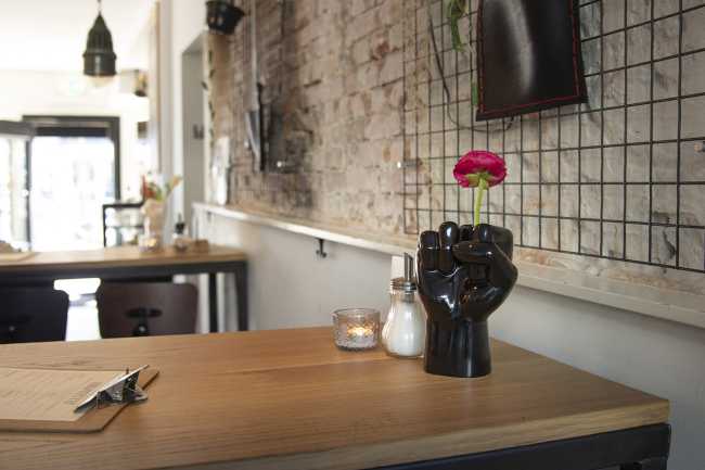 Un vaso di fiori con messaggio: FCK Vase, we FCKing love you!