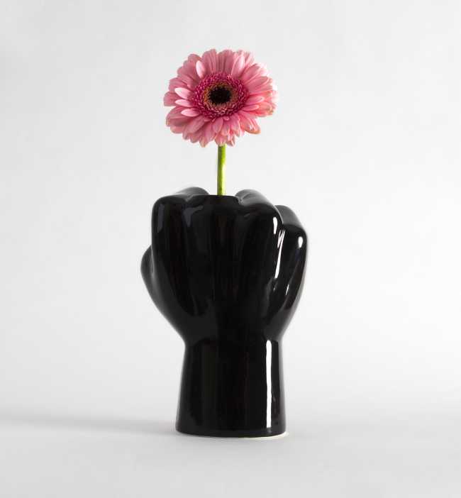 Un vaso di fiori con messaggio: FCK Vase, we FCKing love you!