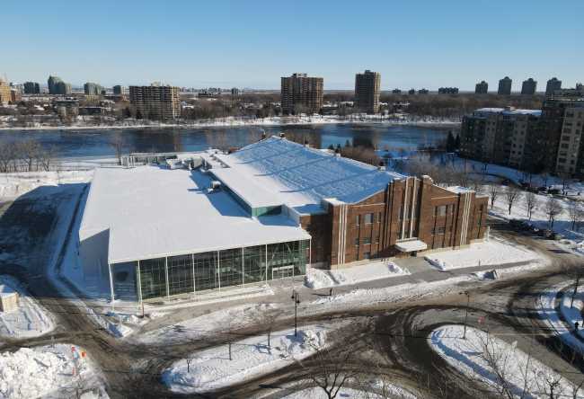 Lo antiguo se une a lo moderno. Comparación de arquitecturas en la ampliación de un auditorio