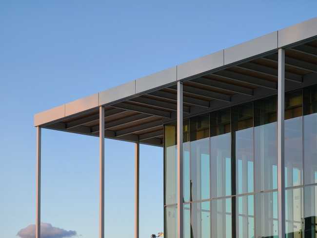 Lo antiguo se une a lo moderno. Comparación de arquitecturas en la ampliación de un auditorio