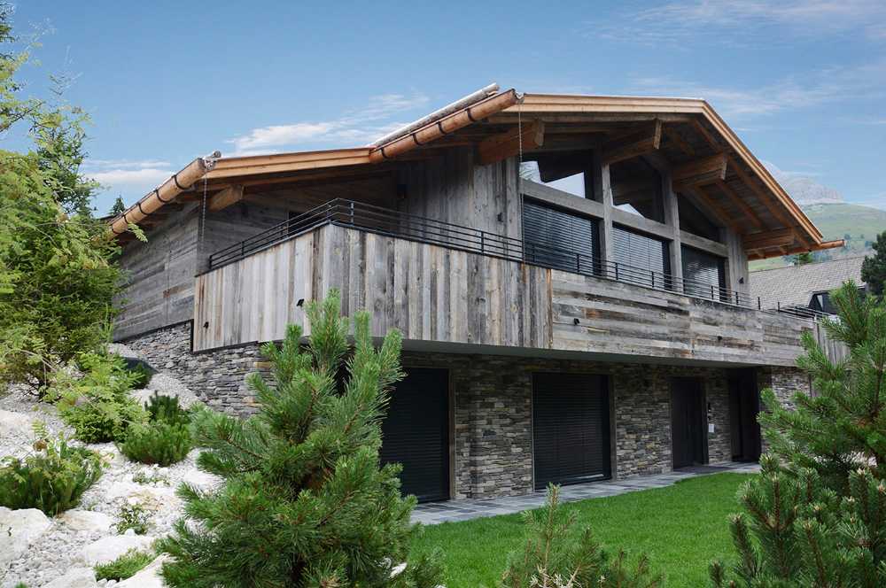 Ristrutturazione di una baita in Alto Adige. La pietra come sintesi di calore e modernità