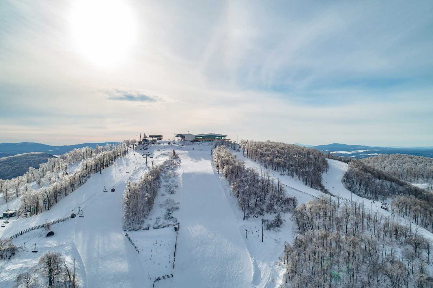 Bromont Summit Chalet: una experiencia de 360° en un panorámico pico canadiense