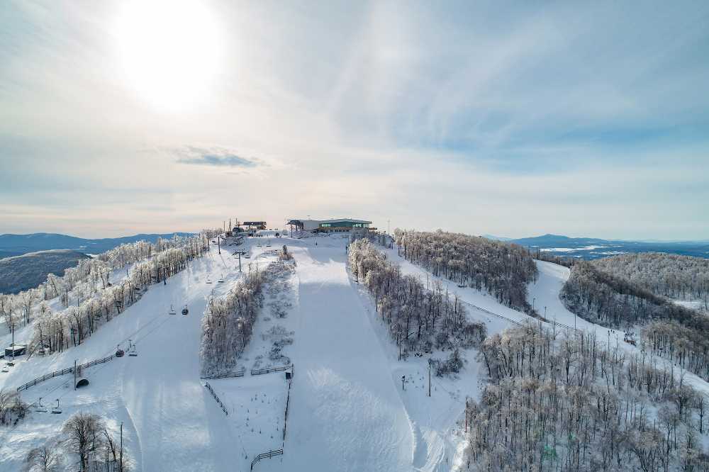 Bromont Summit Chalet: a 360° experience on a scenic Canadian peak