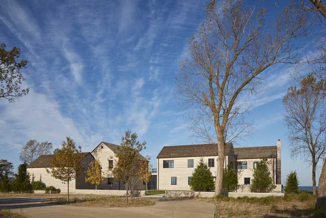 St. Joseph Residence: gruppo di volumi vernacolari poggiano su un verde prato vista lago