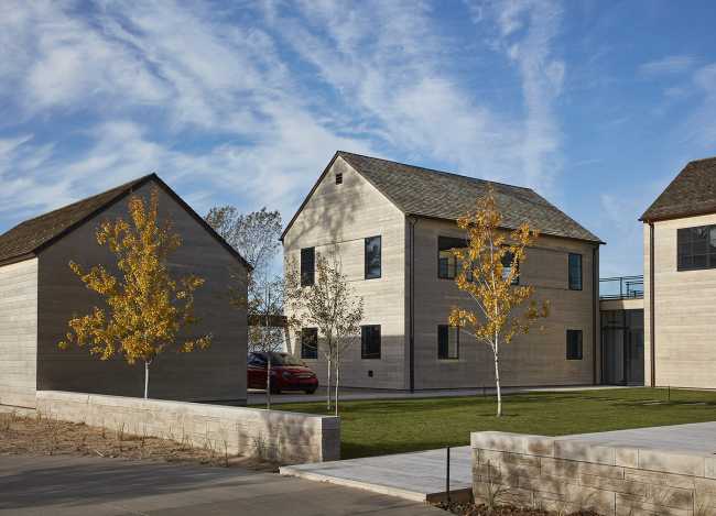 St. Joseph Residence: gruppo di volumi vernacolari poggiano su un verde prato vista lago