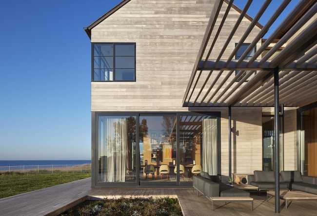 St. Joseph Residence: gruppo di volumi vernacolari poggiano su un verde prato vista lago