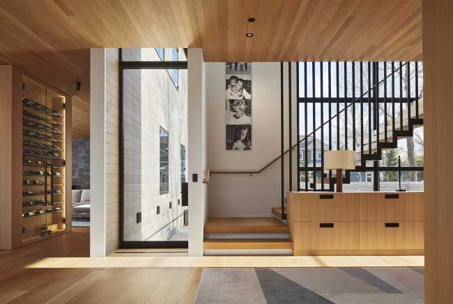 St. Joseph Residence: gruppo di volumi vernacolari poggiano su un verde prato vista lago