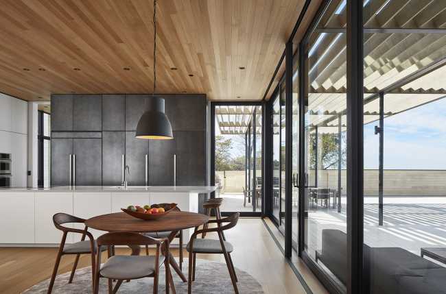 St. Joseph Residence: gruppo di volumi vernacolari poggiano su un verde prato vista lago