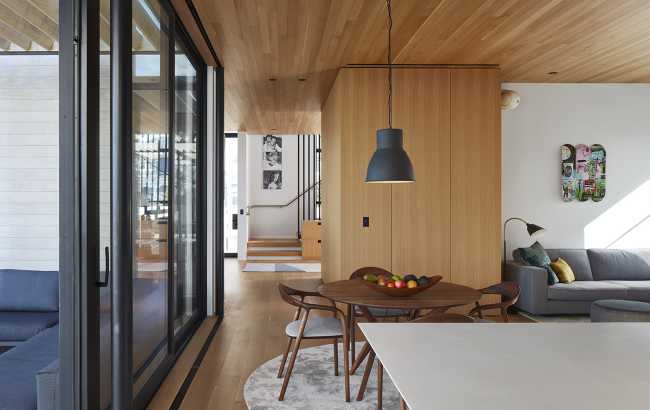 St. Joseph Residence: gruppo di volumi vernacolari poggiano su un verde prato vista lago