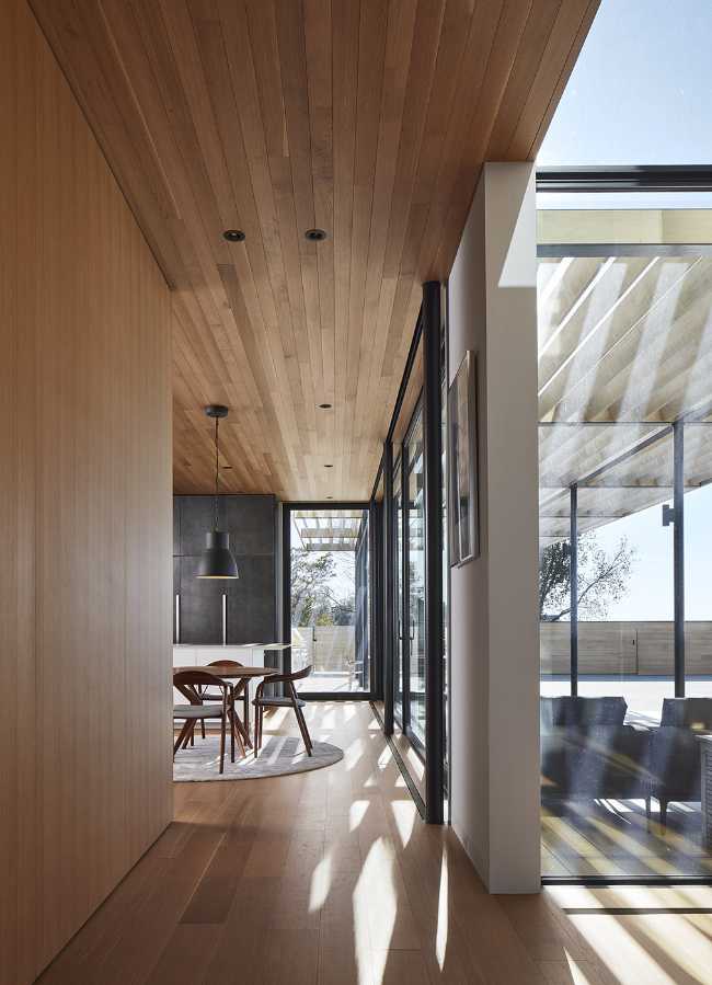 St. Joseph Residence: gruppo di volumi vernacolari poggiano su un verde prato vista lago