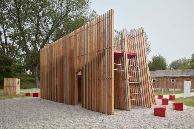 Comment allons-nous vivre ensemble? Installation OFF FENCE à la Biennale d'Architecture 2021