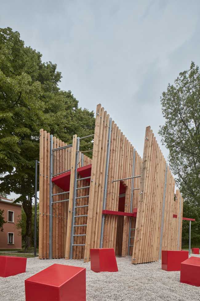 Comment allons-nous vivre ensemble? Installation OFF FENCE à la Biennale d'Architecture 2021