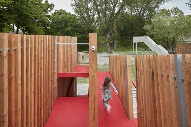 Comment allons-nous vivre ensemble? Installation OFF FENCE à la Biennale d'Architecture 2021
