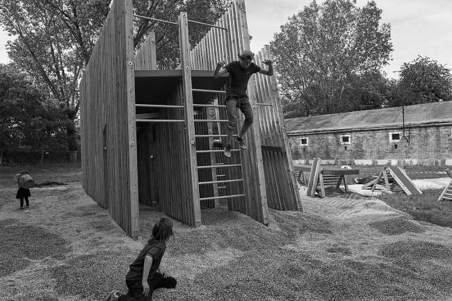 Comment allons-nous vivre ensemble? Installation OFF FENCE à la Biennale d'Architecture 2021