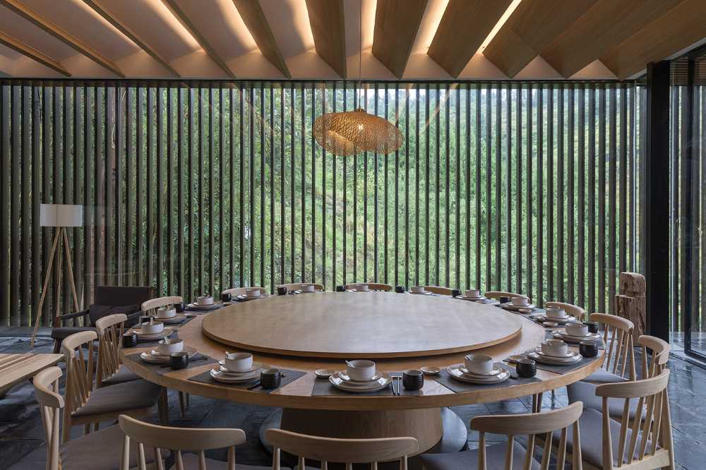 Mountain Restaurant & Bar: volumi, spazi, ambienti che assecondano il pendio di una collina
